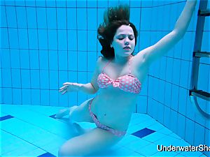 stellar dame showcases spectacular bod underwater